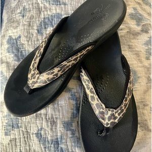 Clarks Women’s Leopard Print Flip Flops Size 11 - Cloudsteppers